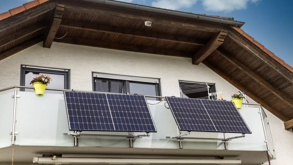 Vier Module an einem Balkon