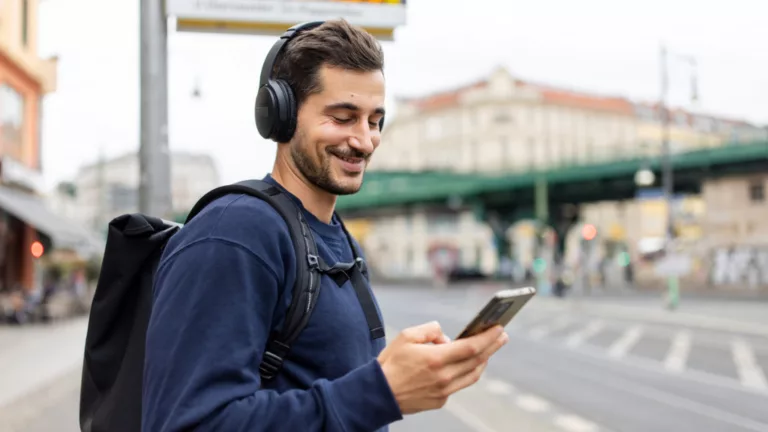 Mann mit Smartphone