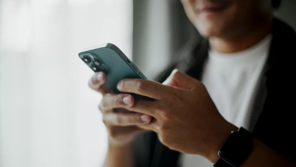 Mann mit Smartphone