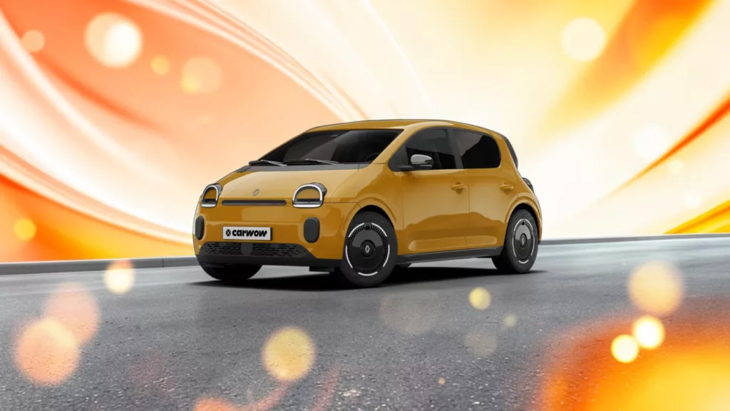 Oranger Renault Twingo E-Tech schräg von vorne auf grauem Straßenähnlichen Untergrund mit gelb orangenem Hintergrund und vielen runden Lichtreflexen vorne im Bild