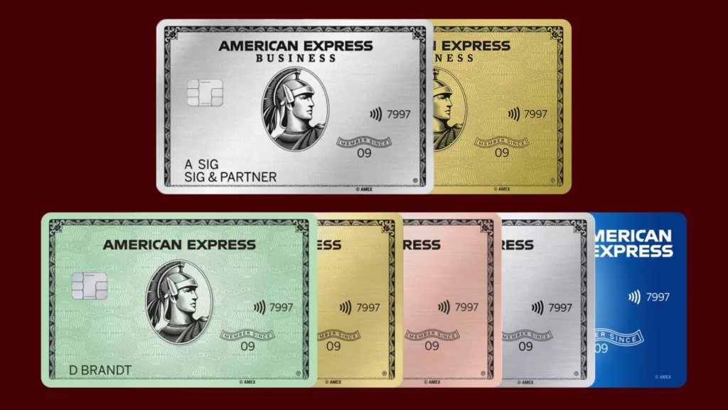 Die verschiedenen American Express Kreditkarten vor dunkelrotem Hintergrund.