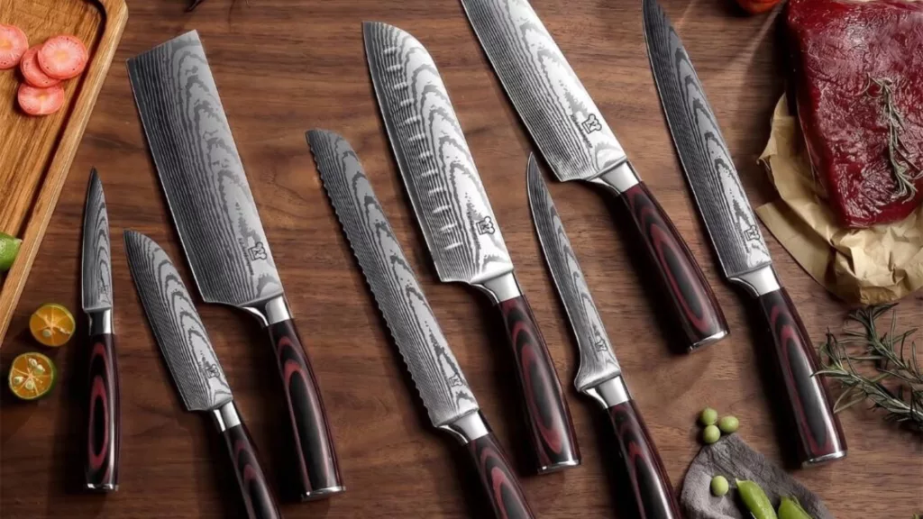 Acht Messer eines Premium-Messersets auf einem Tisch