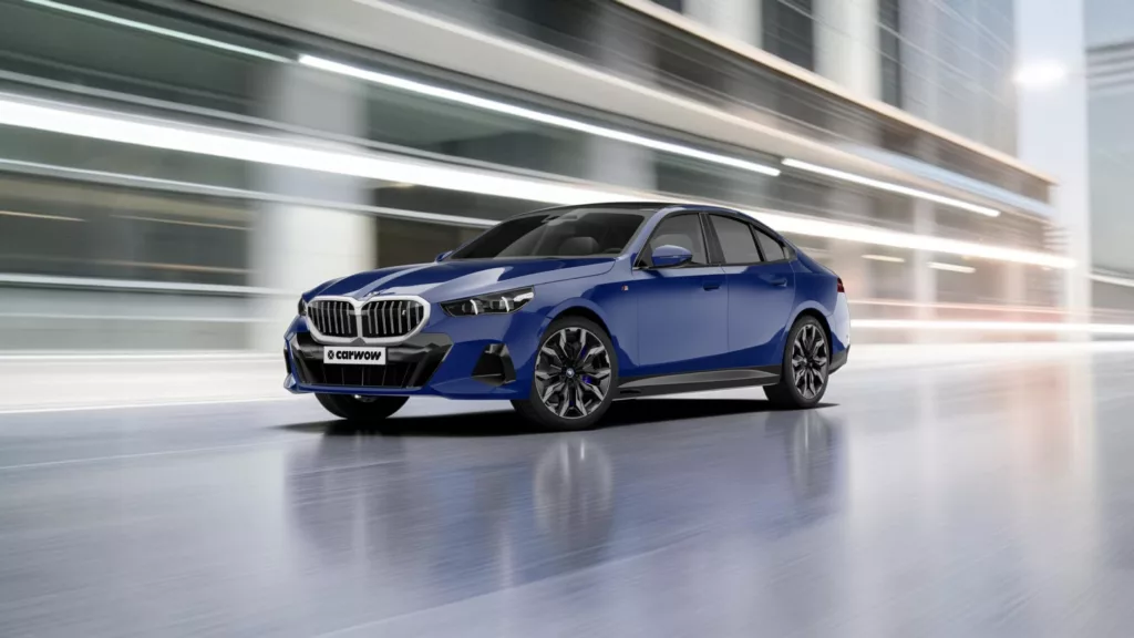 Blaue BMW Limousine schräg von von der Seite nach links fahrend auf grauer spiegelnder Fläche vor weiß schwarzem Hintergrund mit goldenen Fahrtstreifen