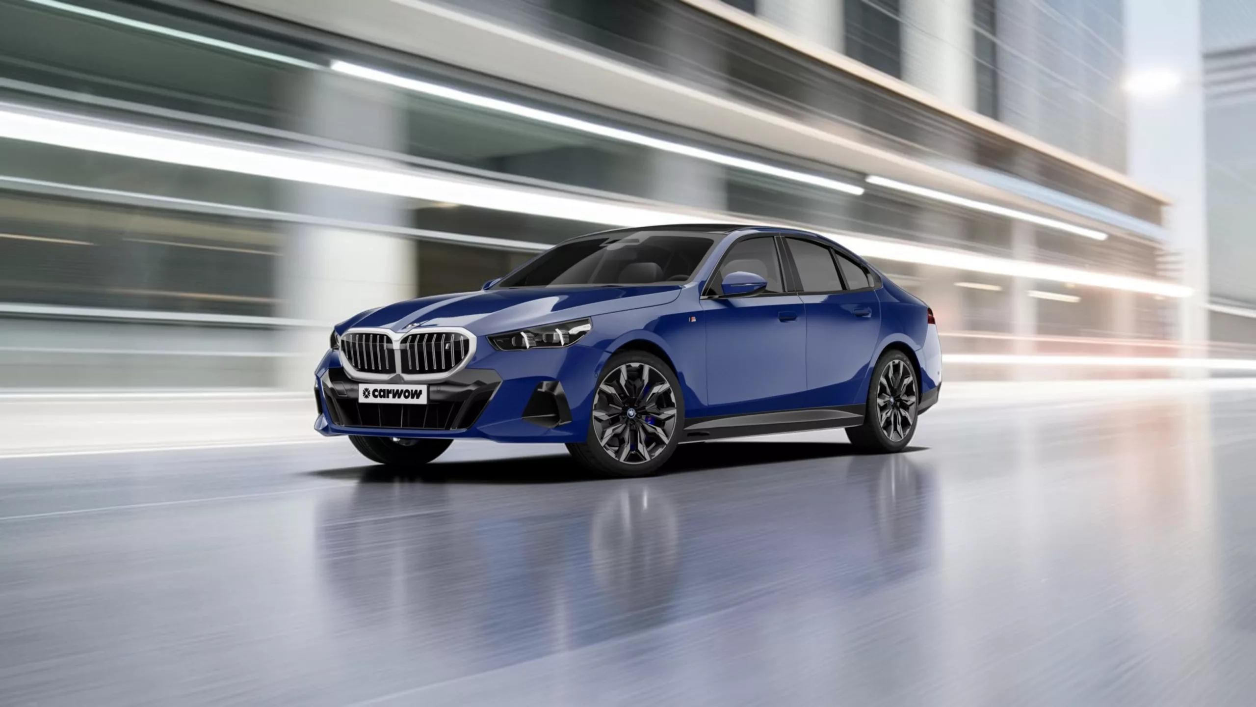 Blaue BMW Limousine schräg von von der Seite nach links fahrend auf grauer spiegelnder Fläche vor weiß schwarzem Hintergrund mit goldenen Fahrtstreifen