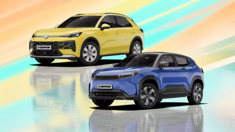 Gelber VW oben links, dadrunter blauer Toyota auf heller spiegelnder fläche, türkis oranger Hintergrund