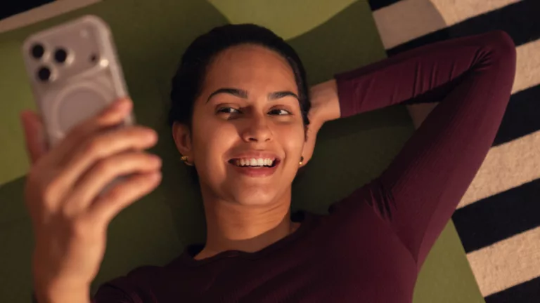 Frau mit iPhone 17 Pro