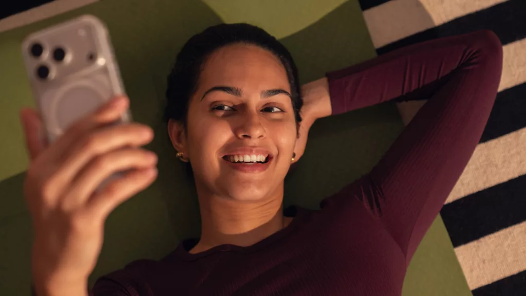 Frau mit iPhone 17 Pro