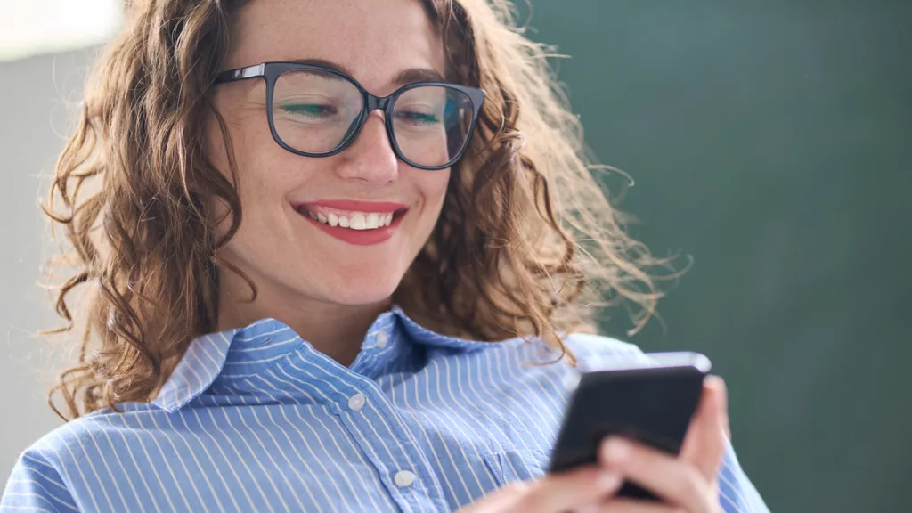 Frau mit Smartphone