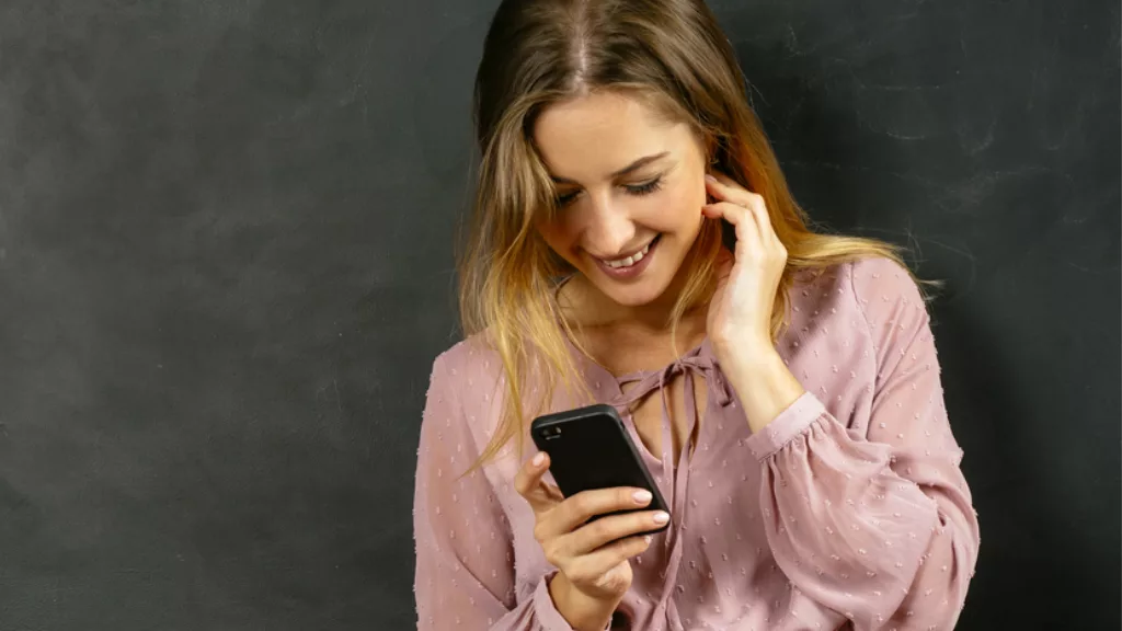 Frau mit Smartphone