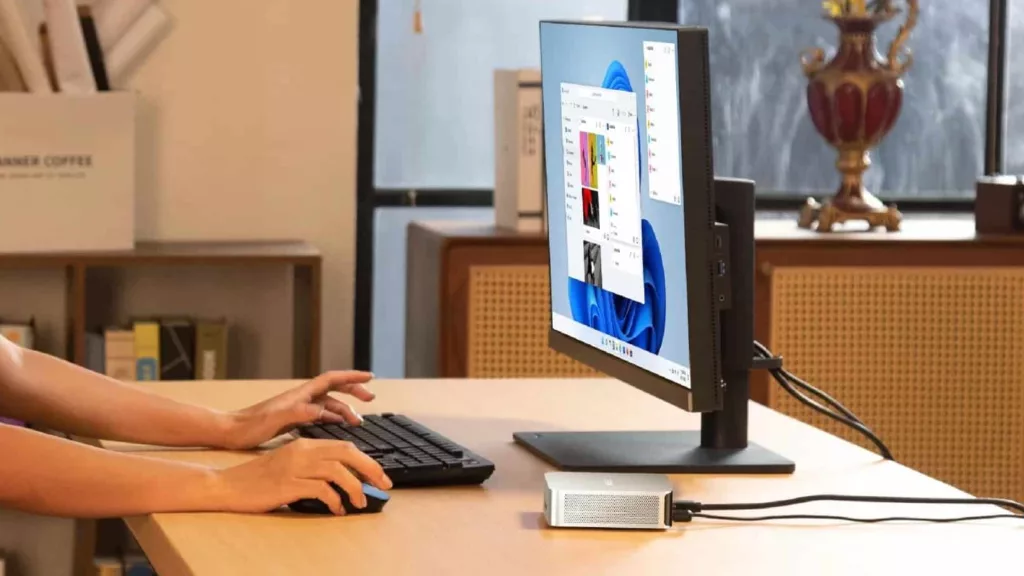 Geekom Mini-Pc auf einem Schreibtisch