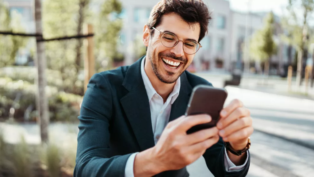 Mann mit Smartphone