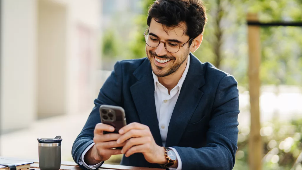 Mann mit Smartphone