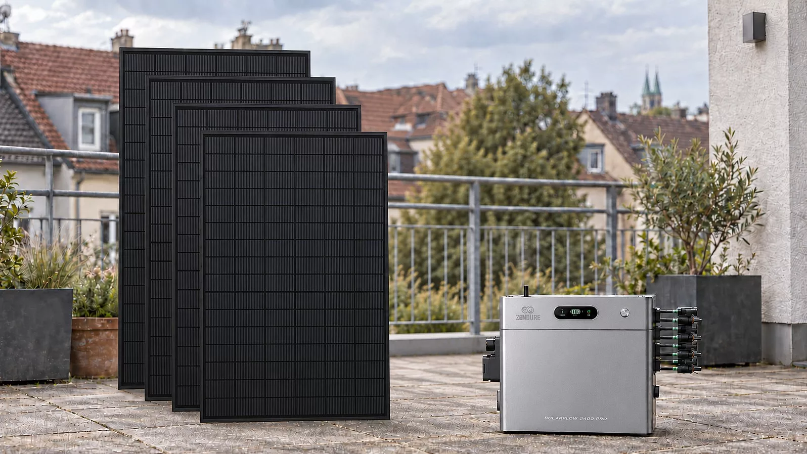 Vier Solarmodule und ein Solarspeicher stehen auf einem Balkon mitten in der Stadt
