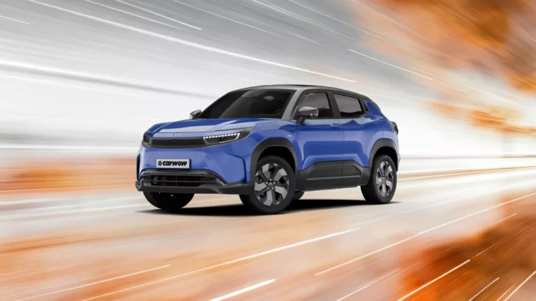 Blauer kleiner SUV von Toyota schräg von vorne nach links fahrend vor orange braunem Hintergrund mit silber weißen Streifen