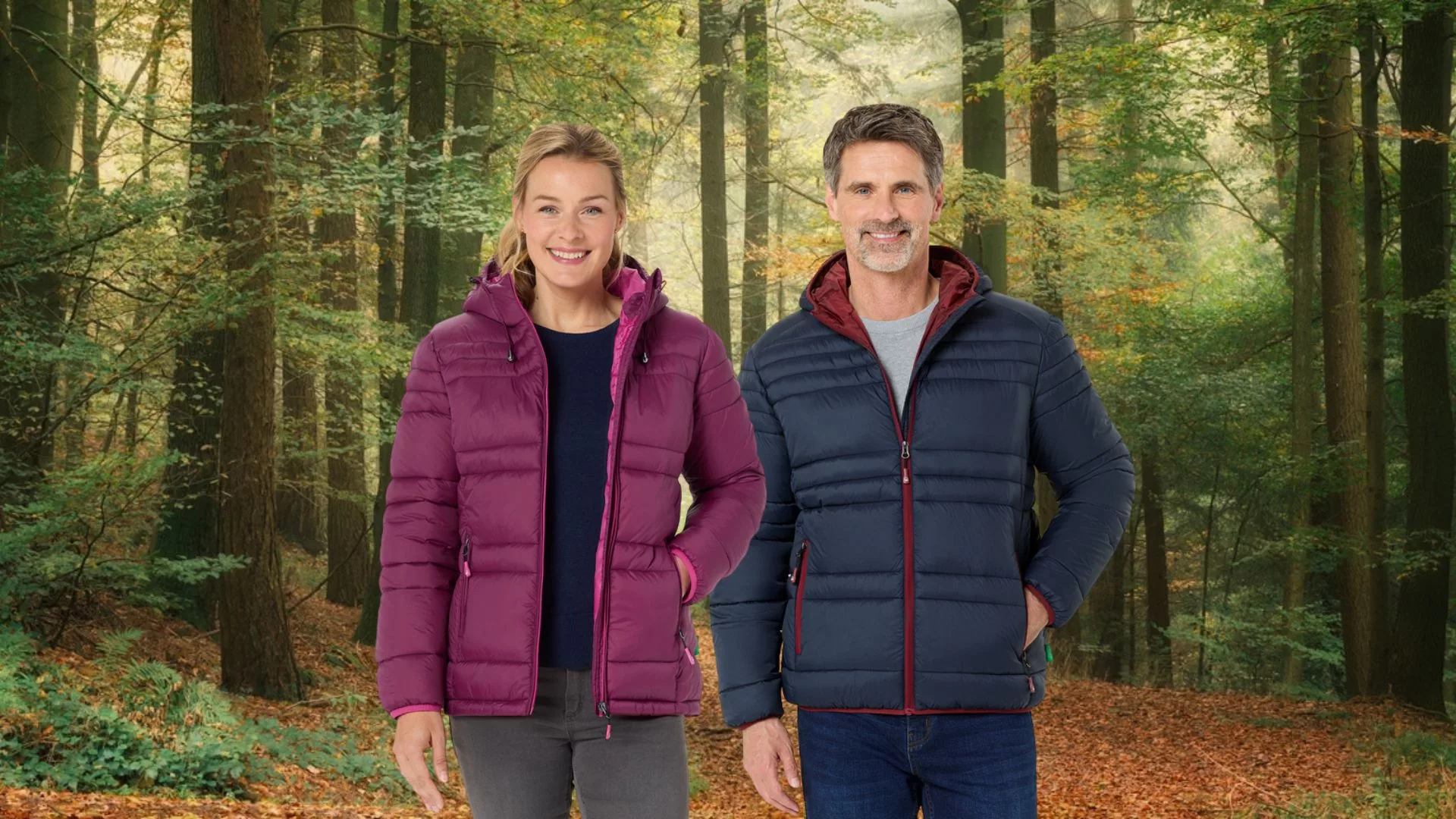 Eine Frau und ein Mann tragen eine Benetton Steppjacke in Lila und Dunkelblau, vor eine herbstlichen Waldszene