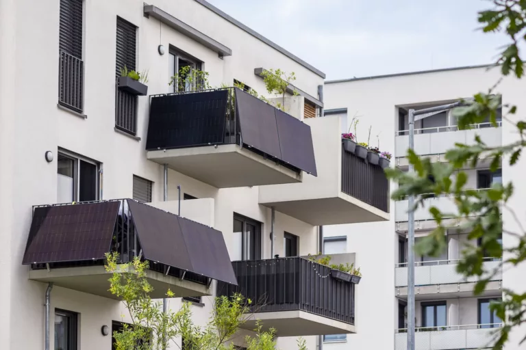 Balkonkraftwerke an einem Mehrfamilienhaus (@istock)