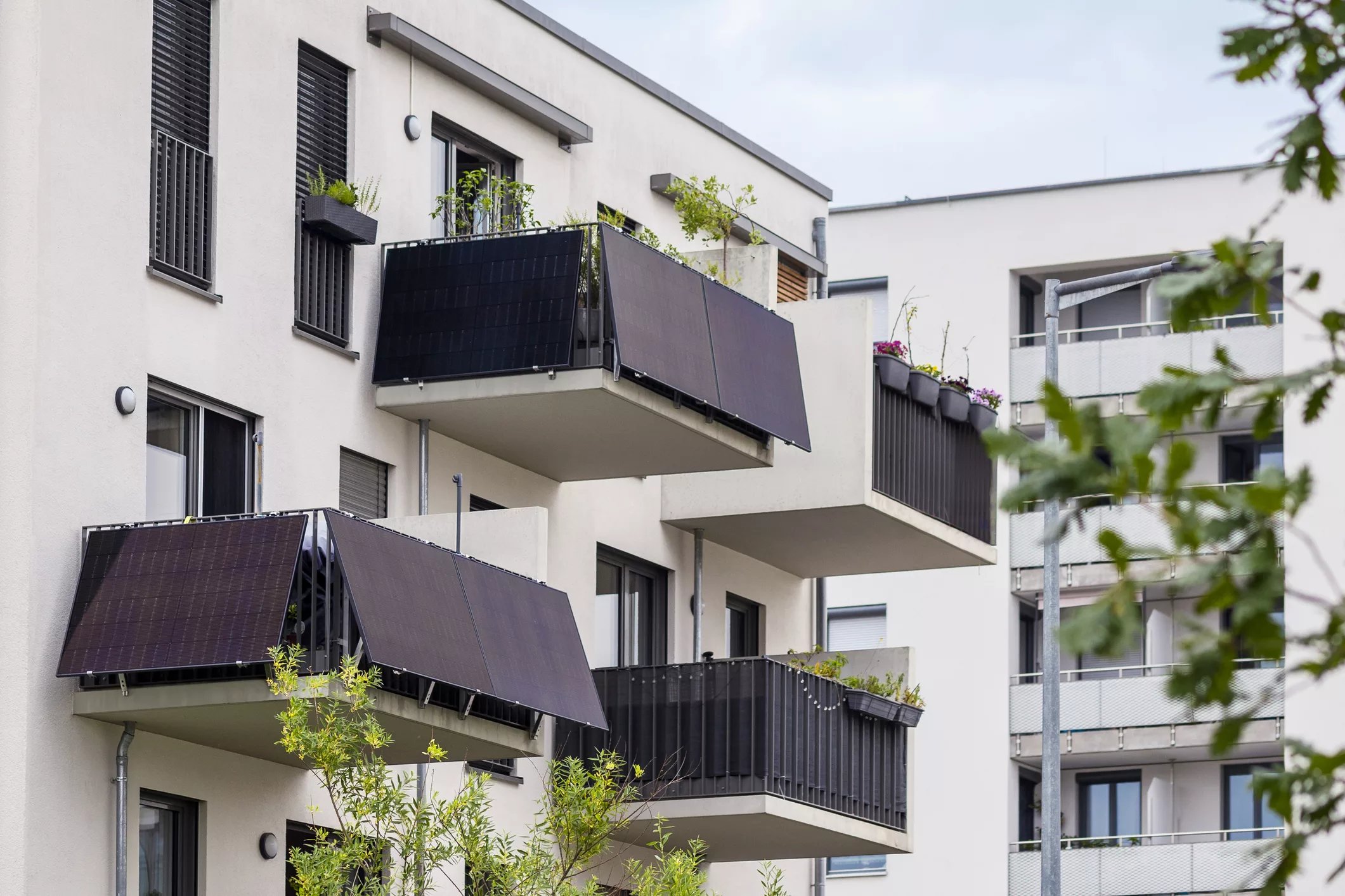 Balkonkraftwerke an einem Mehrfamilienhaus (@istock)