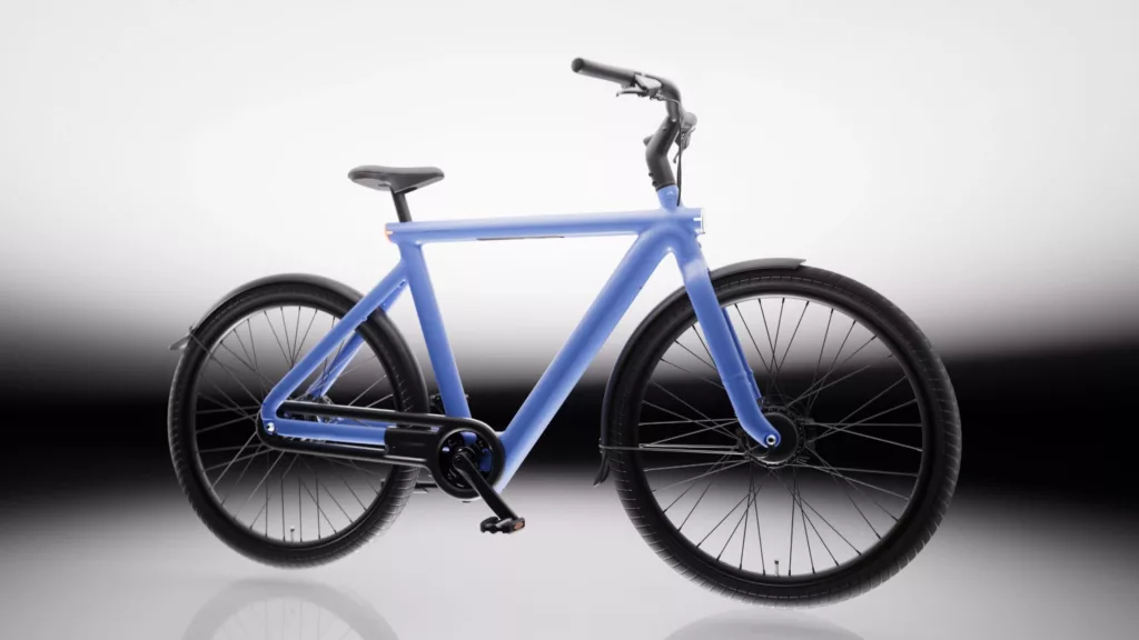 Blaues, modernes E-Bike mit schlankem Rahmen, vor weißem Hintergrund