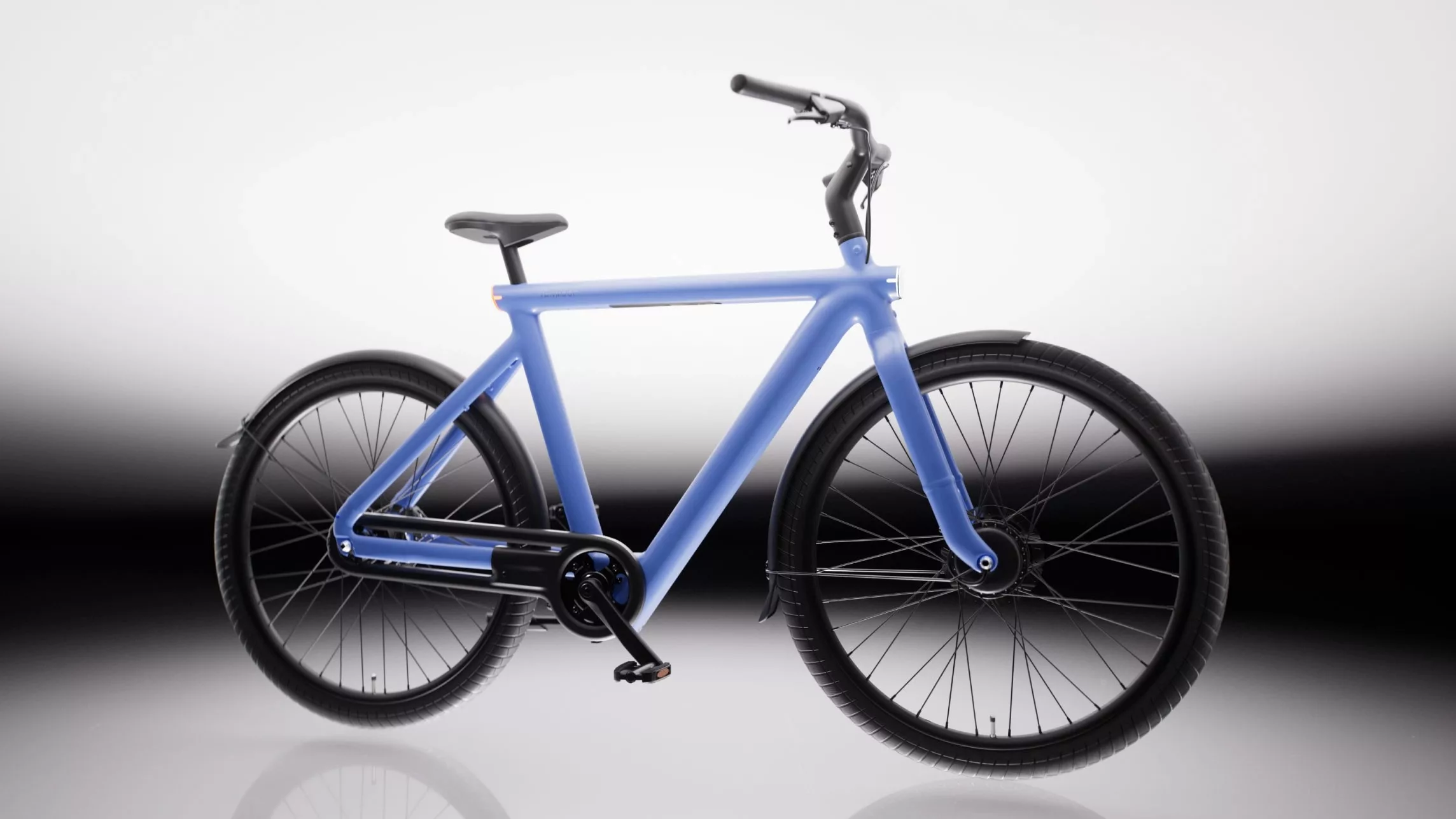 Blaues, modernes E-Bike mit schlankem Rahmen, vor weißem Hintergrund