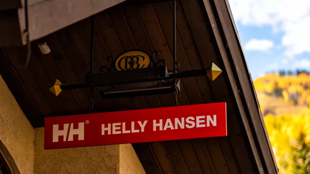 Helly Hansen Ladenschild mit Berglandschaft im Hintergrund