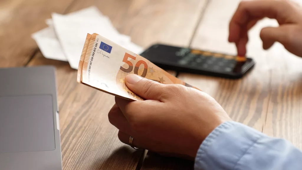 Mann zählt Geld.
