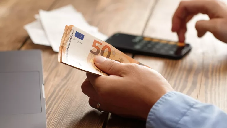 Mann zählt Geld.