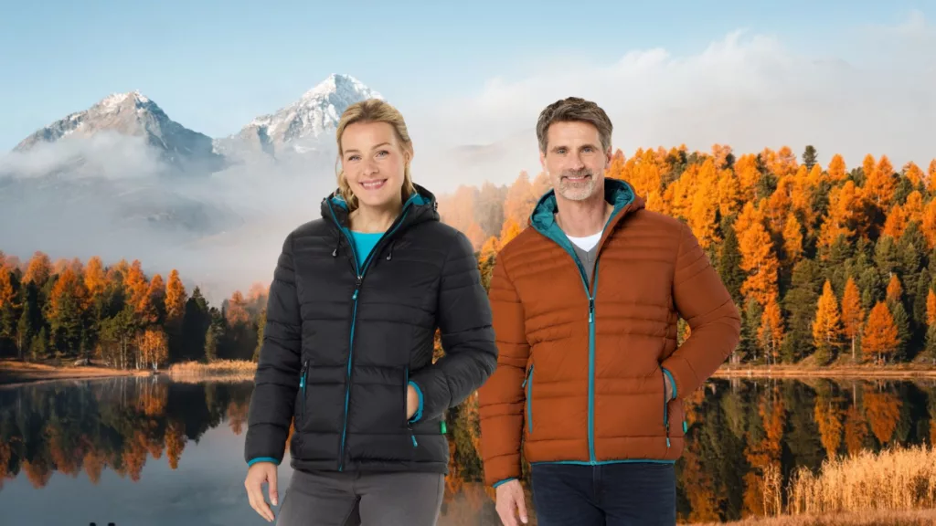 Frau und Mann in Steppjacke vor einer herbstlichen Bergszene.