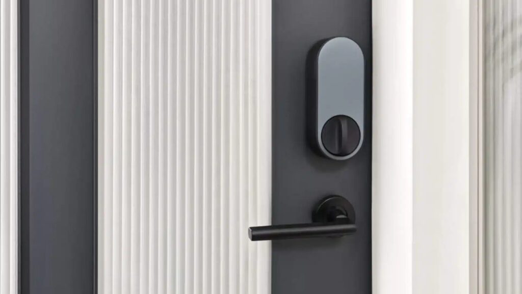 Schwarz weiße Tür mit schwarzer Klinke und grauem Smart Lock Schloss oberhalb der Klinke