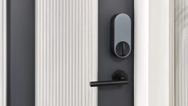 Schwarz weiße Tür mit schwarzer Klinke und grauem Smart Lock Schloss oberhalb der Klinke