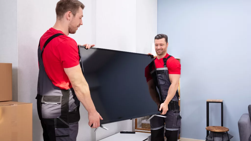 Männer liefern Fernseher