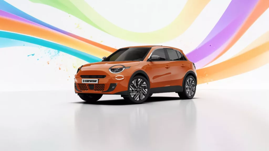 Oranger Mini-SUV von Fiat schräg von der Seite nach links fahrend auf weißer spiegelnder Fläche mit bunten Farbschleifen im Hintergrund und kleinen Farbkleksen dazwischen