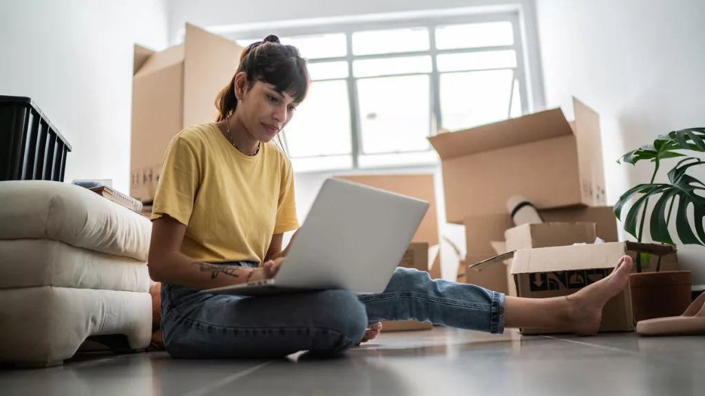 Frau mit Laptop