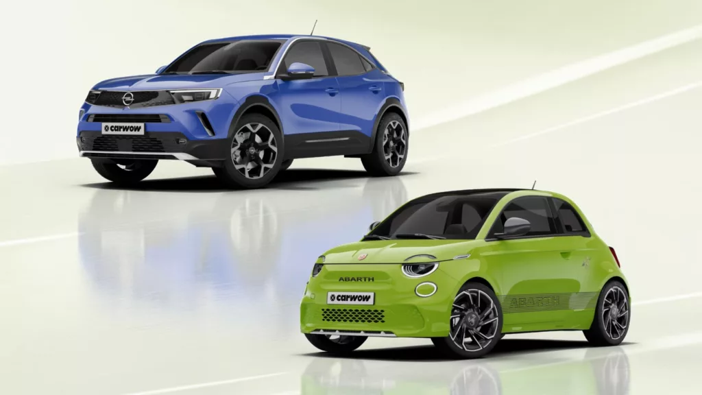 Oben links blauer Opel Mokka Auto schräg von der seite nach links fahrend, rechts unten grüner Abarth Kleinwagen vor blass grünem Hintergrund mit Spiegelungen