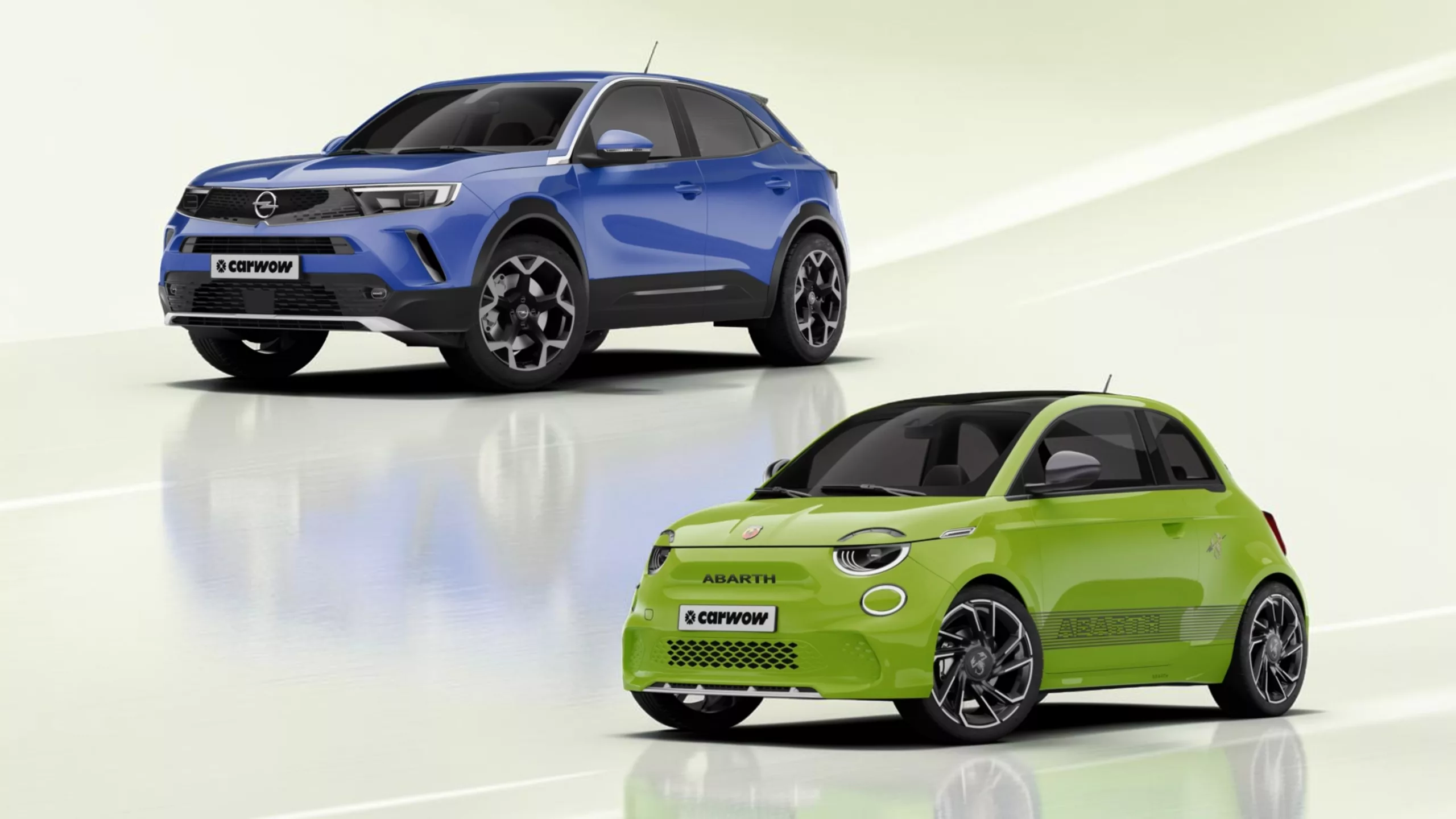 Oben links blauer Opel Mokka Auto schräg von der seite nach links fahrend, rechts unten grüner Abarth Kleinwagen vor blass grünem Hintergrund mit Spiegelungen
