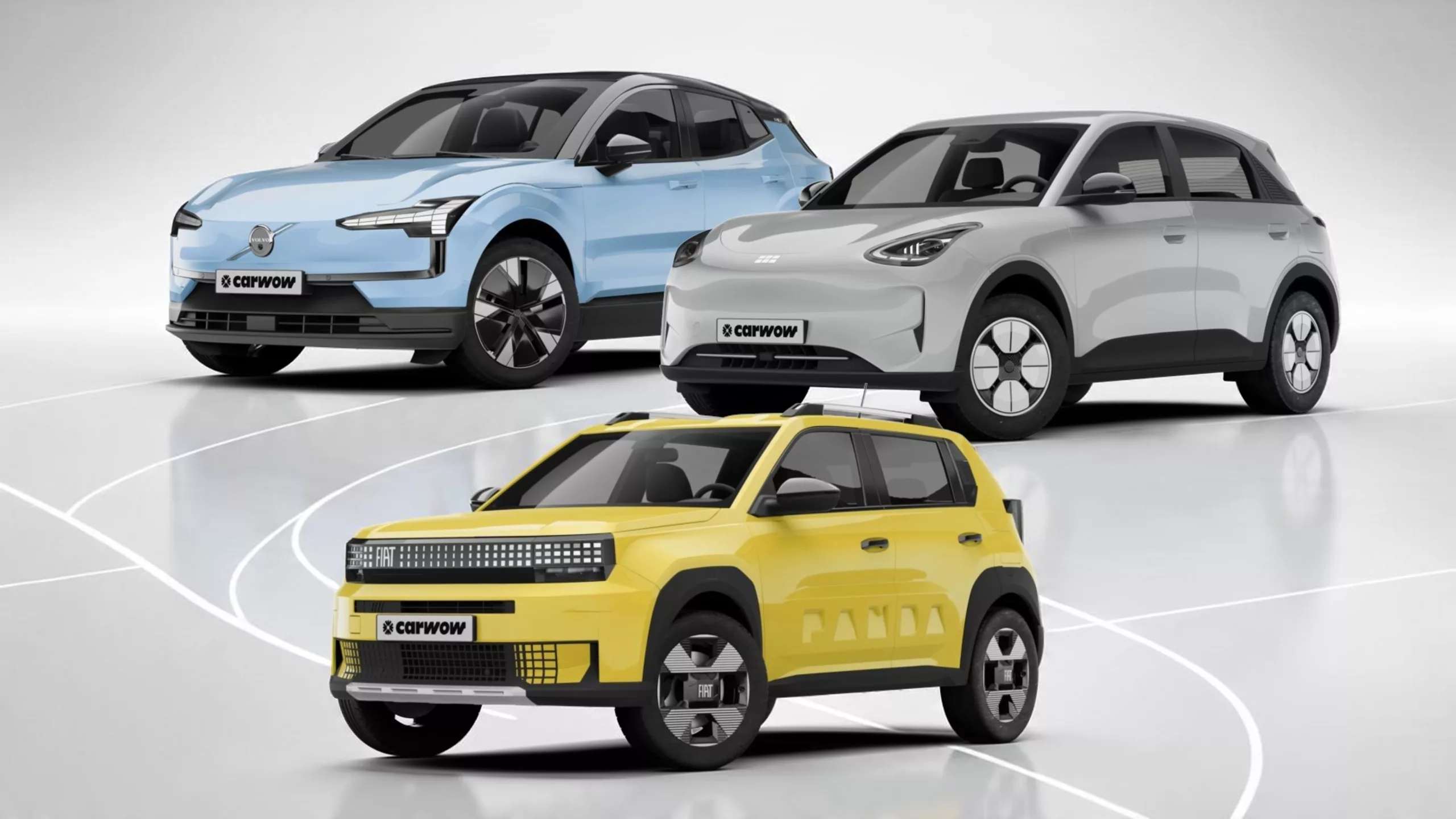 Unten mittig gelber Fiat Grande Panda schräg von der Seite nach links fahrend, da drüber links ein hellblauer Volvo und leicht versetzt daneben rechts ein grauer Geely-Kleinwagen vor grauem Hintergrund mit Spiegelungen