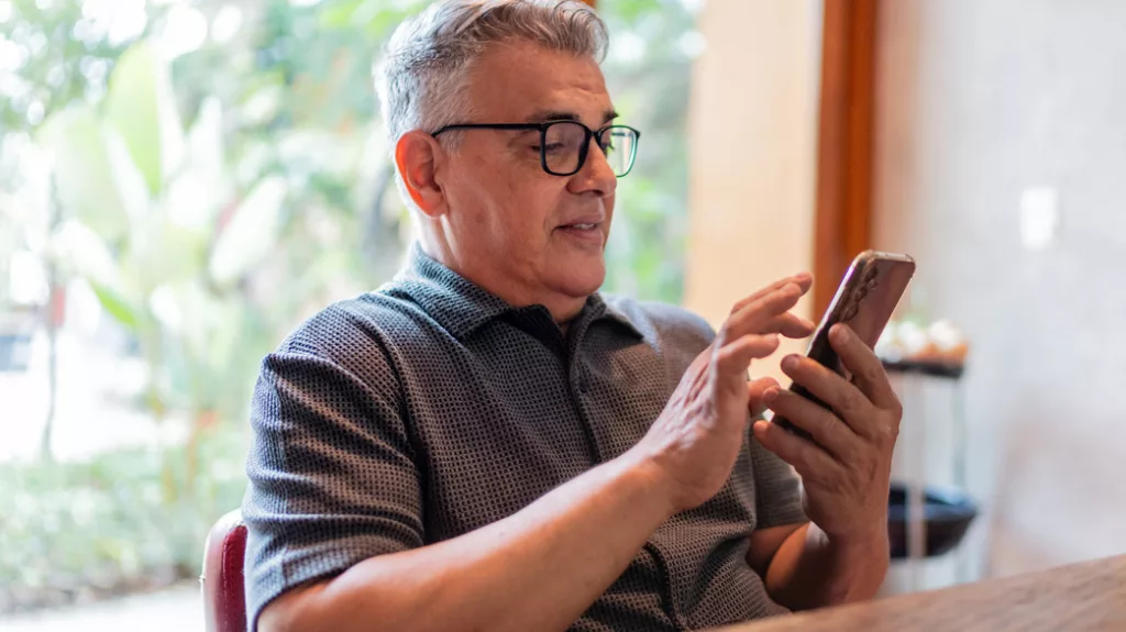 Mann mit Smartphone