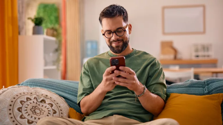 Mann mit Smartphone