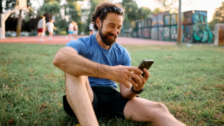 Mann mit Smartphone