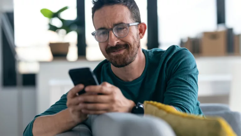 Mann mit Smartphone