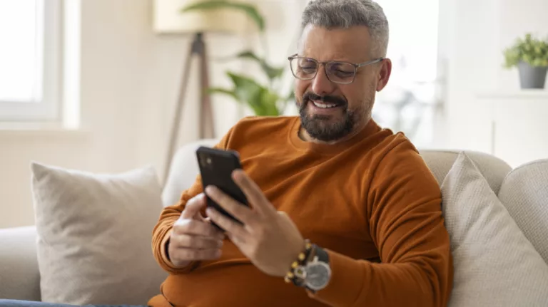 Mann mit Smartphone