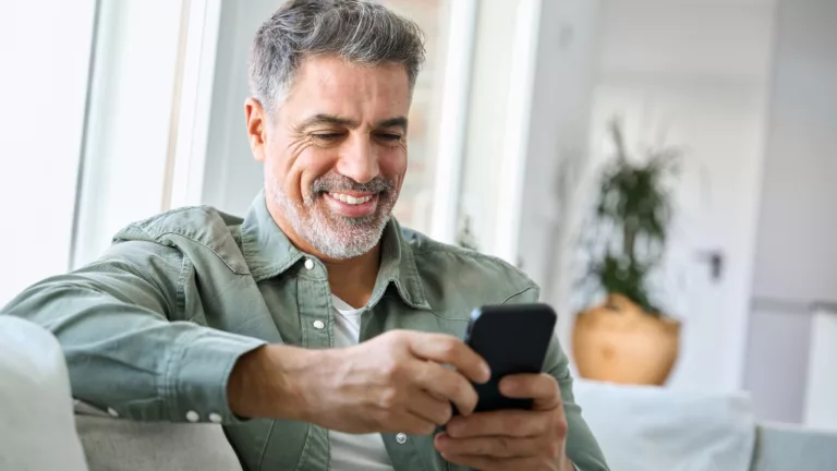 Symbolbild: Mann mit Smartphone.