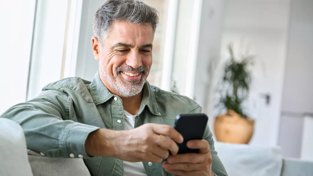 Symbolbild: Mann mit Smartphone.