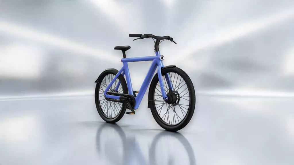 Lila blaues VanMoof-E-Bike schräg von vorne auf silbernem Hintergrund mit Schatten und Spiegelungen
