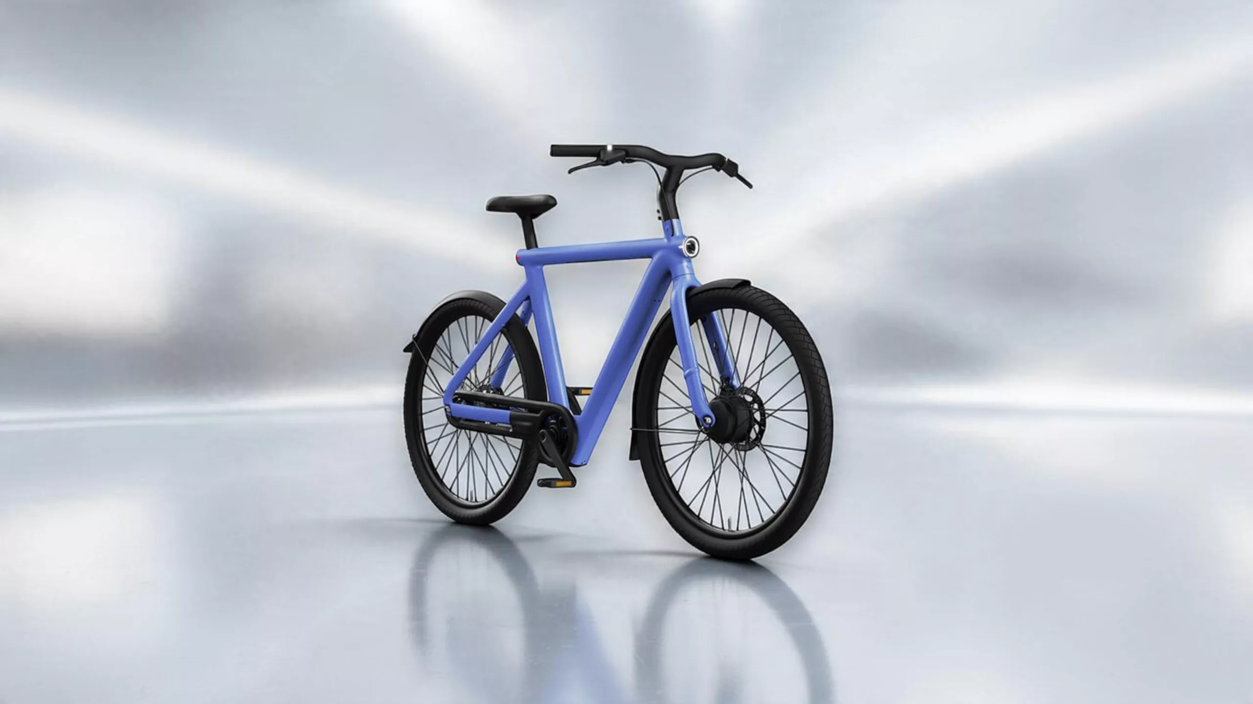 Lila blaues VanMoof-E-Bike schräg von vorne auf silbernem Hintergrund mit Schatten und Spiegelungen
