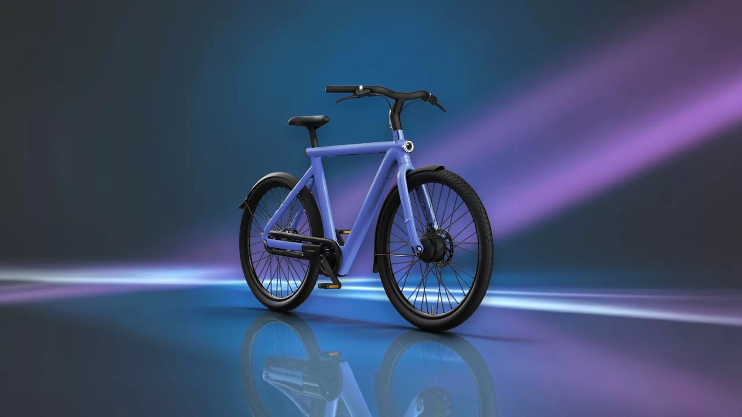 Hell-lila E-Bike von VanMoof schräg von der Seite nach rechts fahrend vor dunkelblauem Hintergrund mit lila Lichtstreifen auf dunkler spiegelnder Fläche