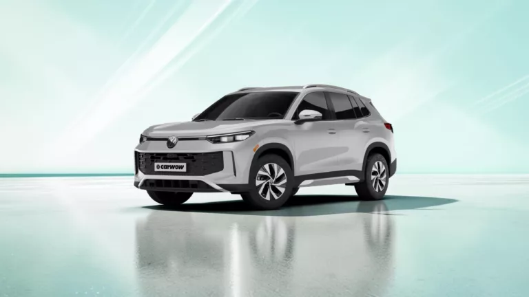 Silberner VW SUV schräg von der Seite nach links fahrend auf spiegelndem Untergrund mit türkisem Hintergrund