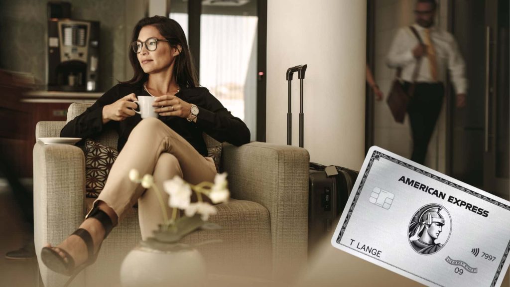 Frau wartet in einer Flughafenlounge