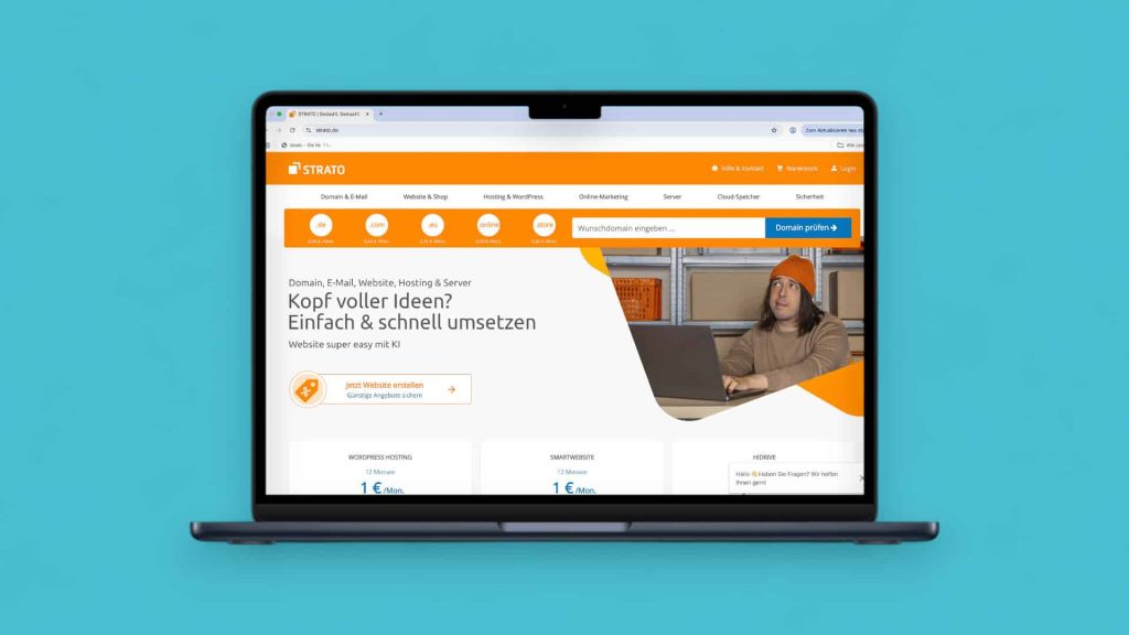 laptop mit Strato Deal vor blauem Hintergrund