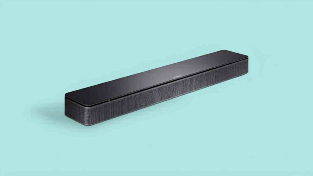 Bose Soundbar vor blauem Hintergrund