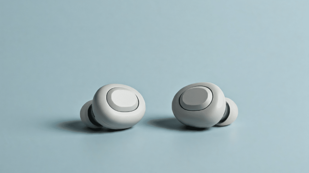 Bluetooth-Kopfhörer auf blauem Untergrund als Symbolbild für Samsung In-Ear-Kopfhörer Galaxy Buds.